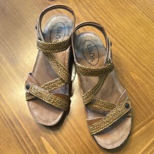 Taos Footwear Tan Sandals with Cushioned Footbed